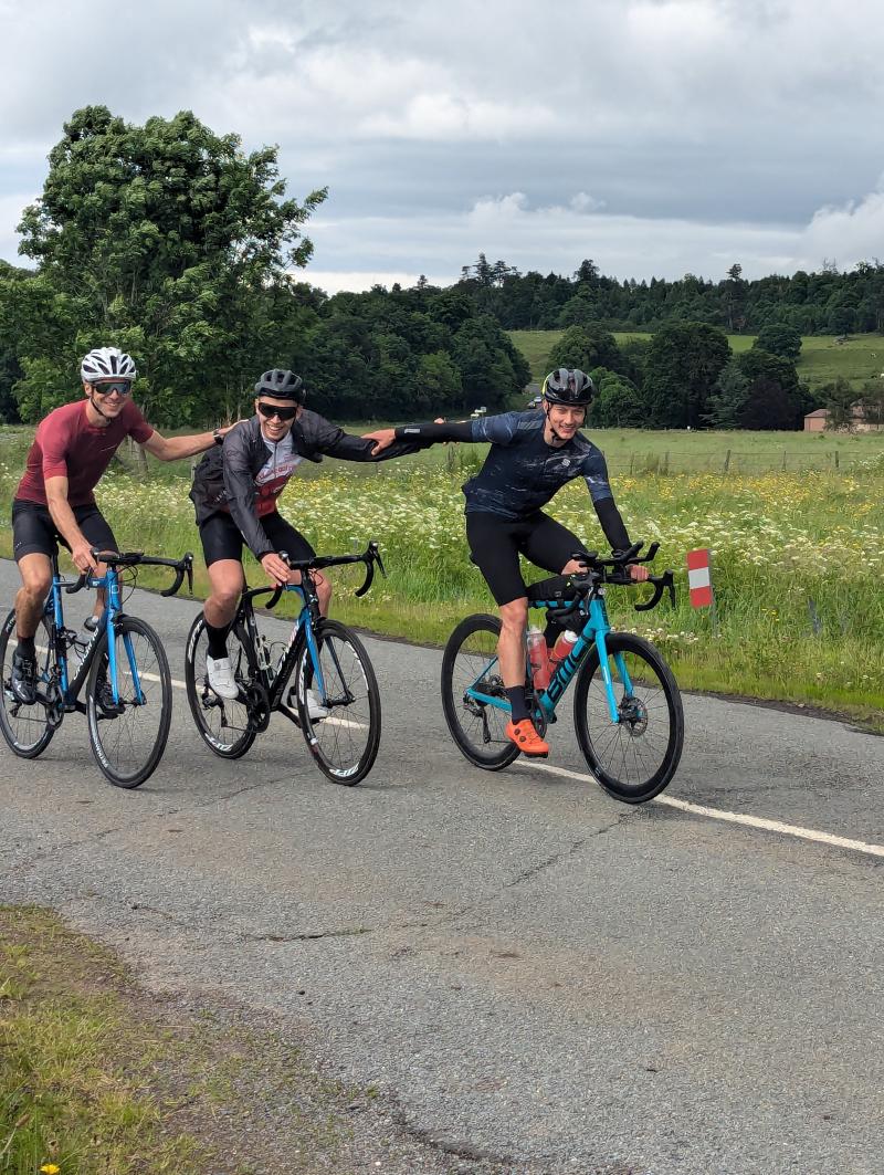 Trois cyclistes épaule contre épaule dans le Sancy