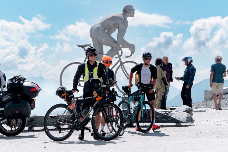 Au sommet du Tourmalet, devant la statue d’Octave Lapize